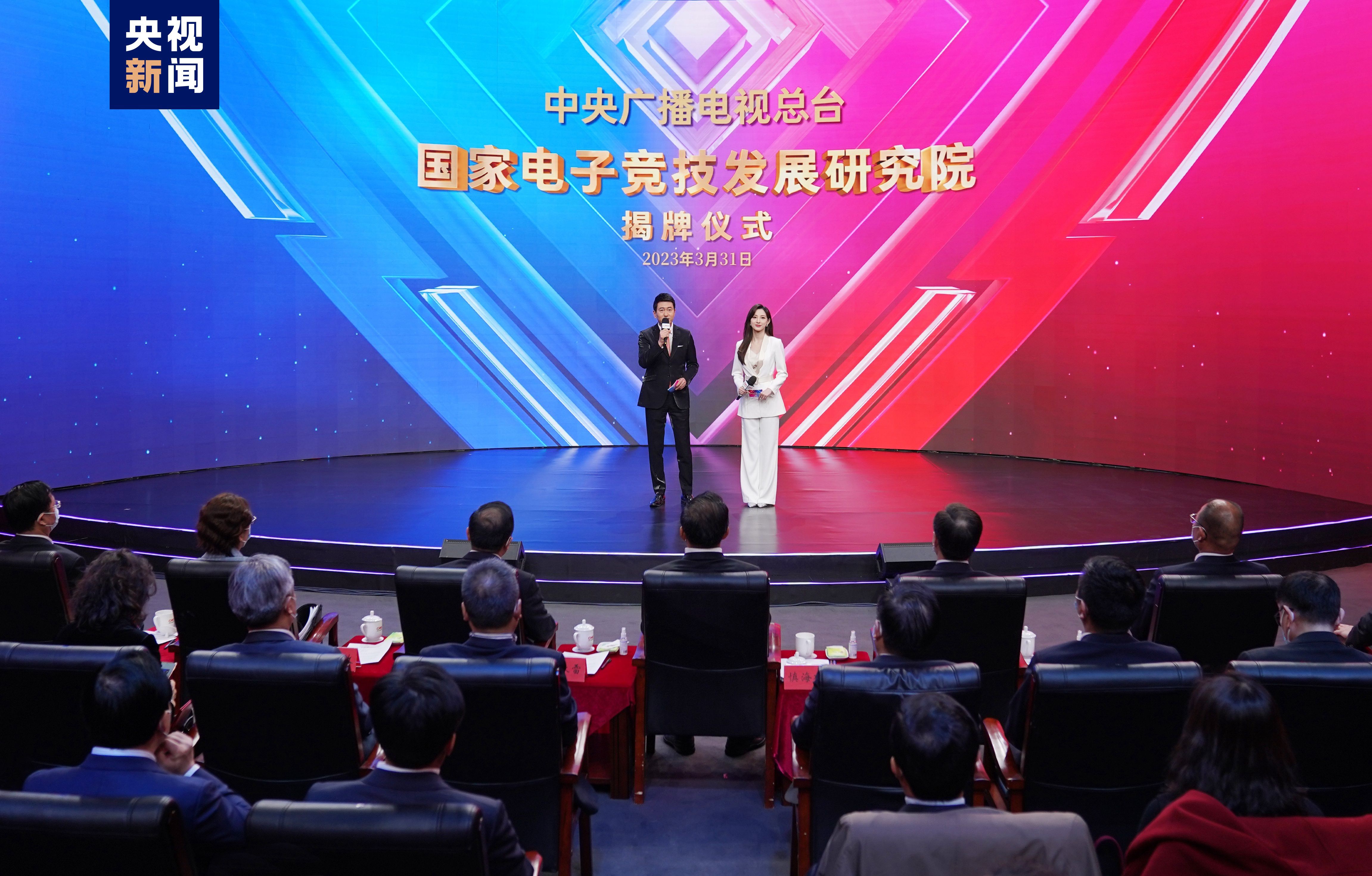 金年會(huì)：賺奶粉錢？謝娜挺孕肚拍廣告 穿寬松連衣裙孕味足